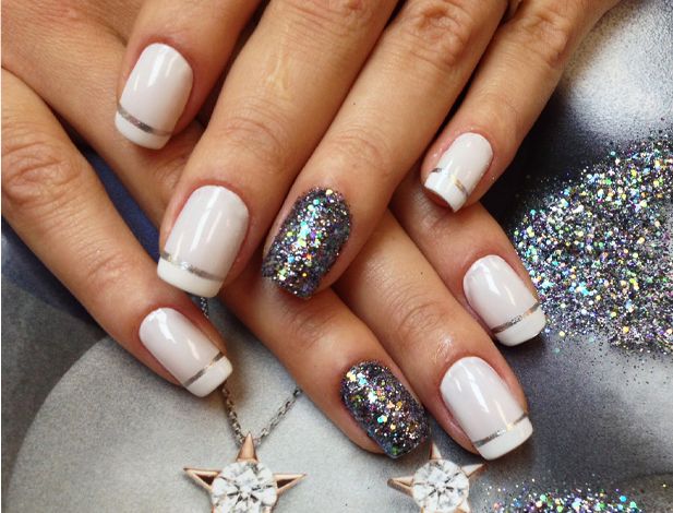 Esse é modelo é bem diferente. Além da art nail em todas as unhas, a aposta foi em uma filha única de cor escura, com muito glitter. Um luxo! (Foto: Reprodução)